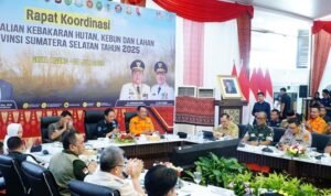 cik-ujang-saat-rakor-pengendalian-karhutla-bersama-menteri-lingkungan-hidup-hanif-faisol-nurofiq-kepala-bnpb-suharyanto-dan-la-1753795712975_169