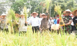 gubernur-sumsel-herman-deru-kemeja-putih-saat-hadir-dalam-r7-aecr